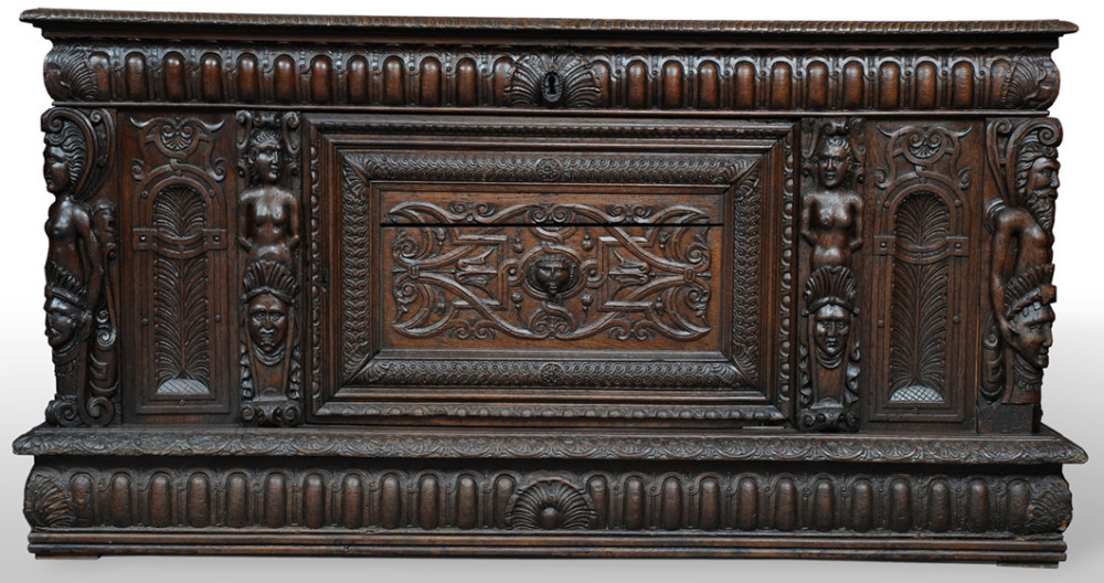 Плоский сундук Нормандия, начало XVII века Массив дуба, резьба. 90×170×69 см БСИИ ASG Инв. № 20-1013